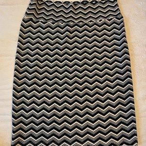Black and cream Chevron Print LuLaRoe Cassie -L